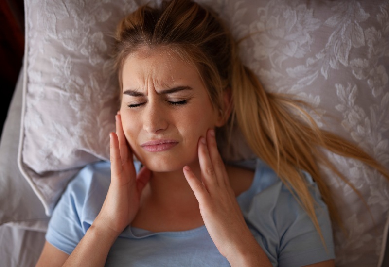 Patient suffering from temporomandibular joint disorder in Arlington Heights, IL